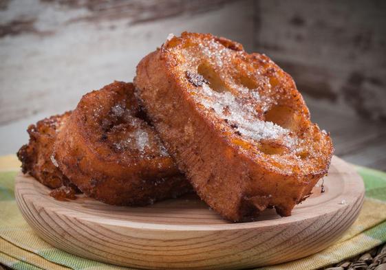 Varias torrijas típicas de Semana Santa en un restaurante.