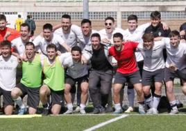 Así de contentos posaron los jugadores y técnicos del Zarautz tras ganar a la UDA en Asti Txiki por la mínima y ponerse a solo cuatro puntos del líder de División de Honor.