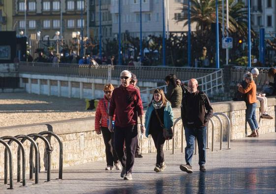 Un grupo de personas paseo por San Sebastián.