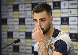 Brais Méndez, con gesto pensativo en una rueda de prensa.