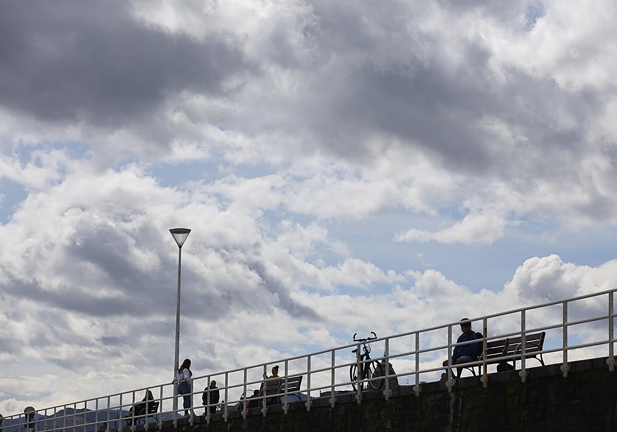 Donostia se apresta a vivir una Semana Santa marcada por la lluvia.