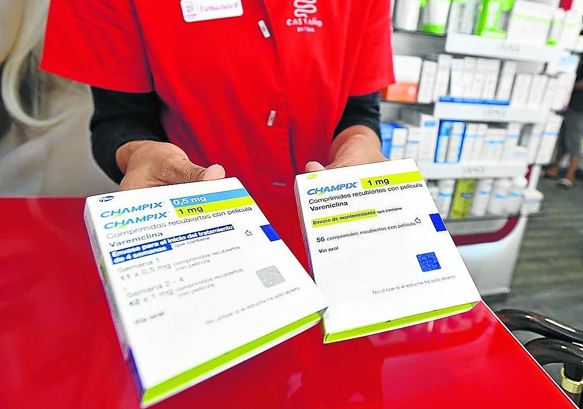 Una farmacéutica muestra dos cajas de 'Champix'.