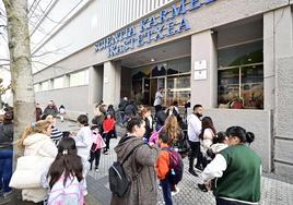 Familias del centro, junto a sus hijos a la salida del centro.