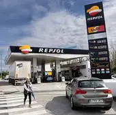 Imagen de ayer miércoles de una gasolinera de Irun próxima a la frontera con Francia.