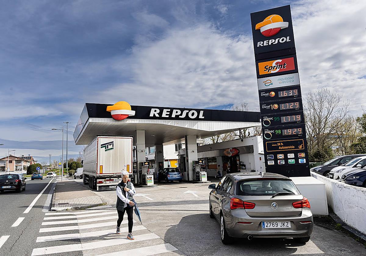 Imagen de ayer miércoles de una gasolinera de Irun próxima a la frontera con Francia.
