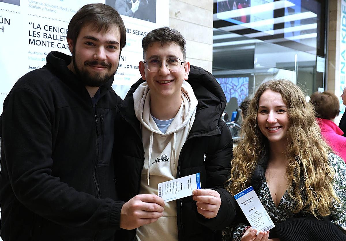 Imagen principal - Juan Luis García, de Ciudad Real y Ramón Beltrán, de Petrer (Alicante), son percusionistas y Maitane Arretxe, de Irun, estudia acordeón con Miren Iñarga (1). El pianista Telmo Carvajal, la gasteiztarra Lucía Corres que estudia Pegagogía musical y la alumna de canto lírico Pilar Sánchez (2). Aitor Bartolomé, Pablo Mira y Nerea Roch (3).