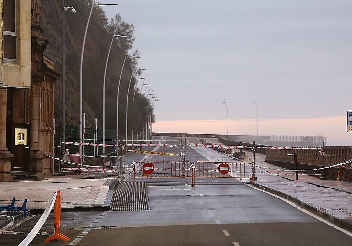 El corte a la circulación de vehículos se mantendrá hasta el viernes a las 08.00 horas por riesgo de olas.