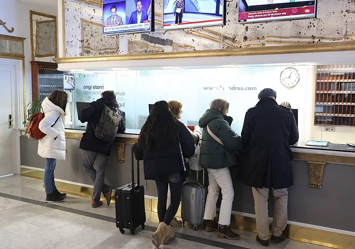 Turistas realizan el 'check in' en un hotel de San Sebastián.
