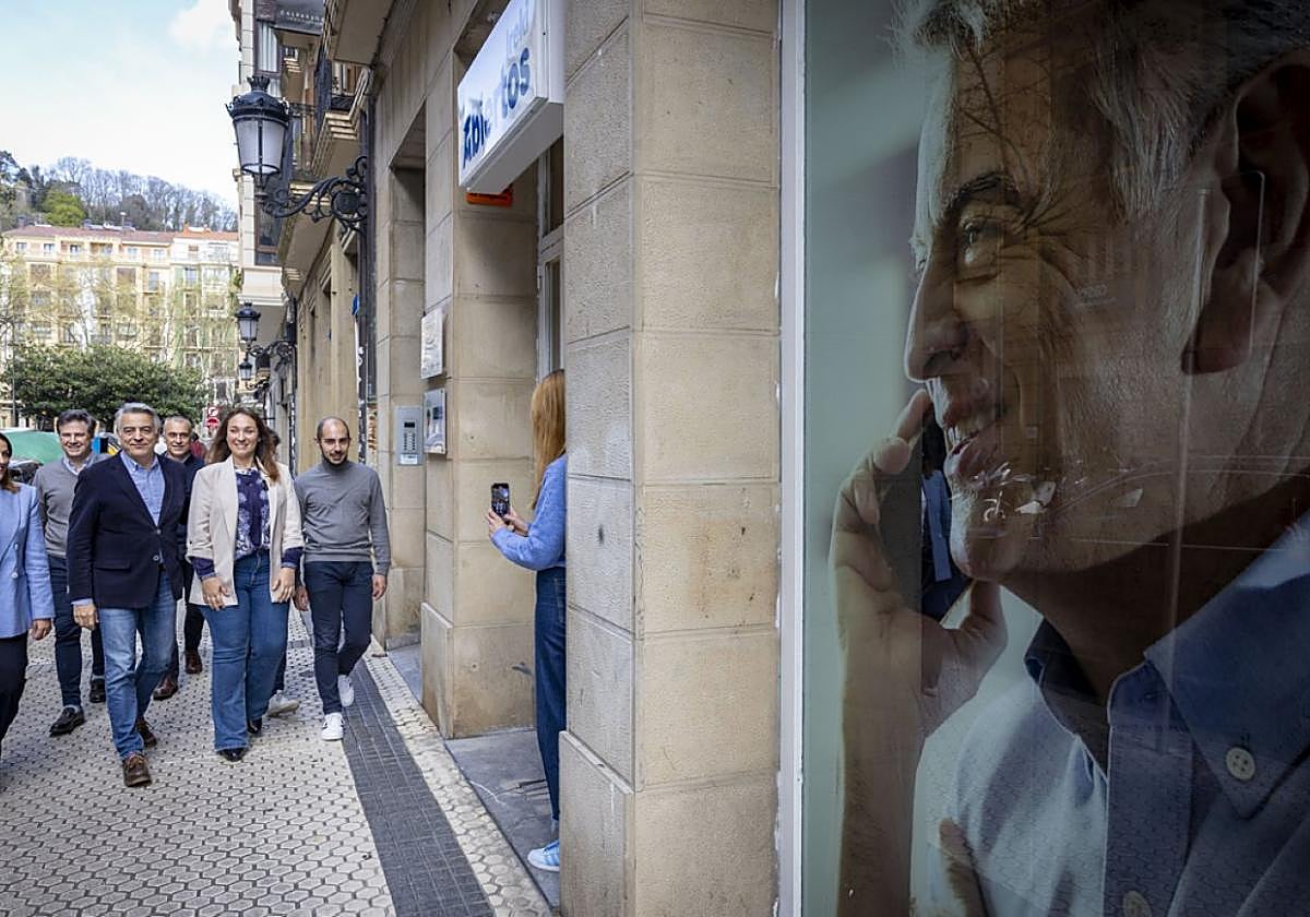 Arce, De Andrés y Larrea, ayer en la nueva sede electoral.