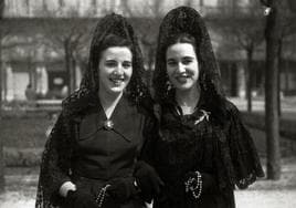 Mujeres con las típicas mantillas, en imagen de los años 50.