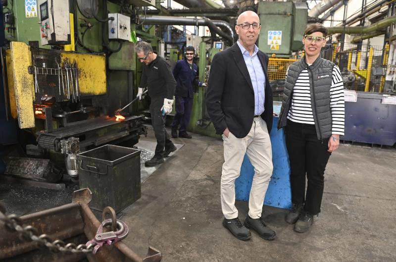 Pablo Izeta junto a Itxaso Aguirregomezkorta, responsable de fabricación de Bellota.