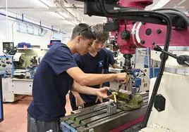 Estudiantes del Politécnico de Easo manejando una máquina del taller del centro.