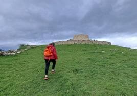 La torre reconstruída del castillo de Garaño se erige sobre una zona verde de pasto.