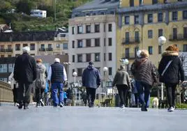 Un grupo de personas mayores camina hacia la zona de Sagüés, en Donostia