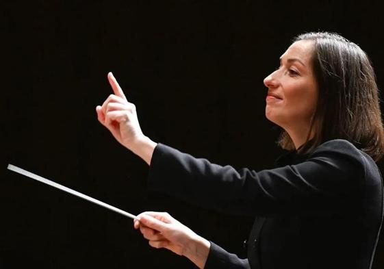 Ariane Matiakh dirige a la Orquesta de Toulouse y el Orfeón en el Halle aux Grains en el ensayo de la mañana, antes del concierto de la noche.