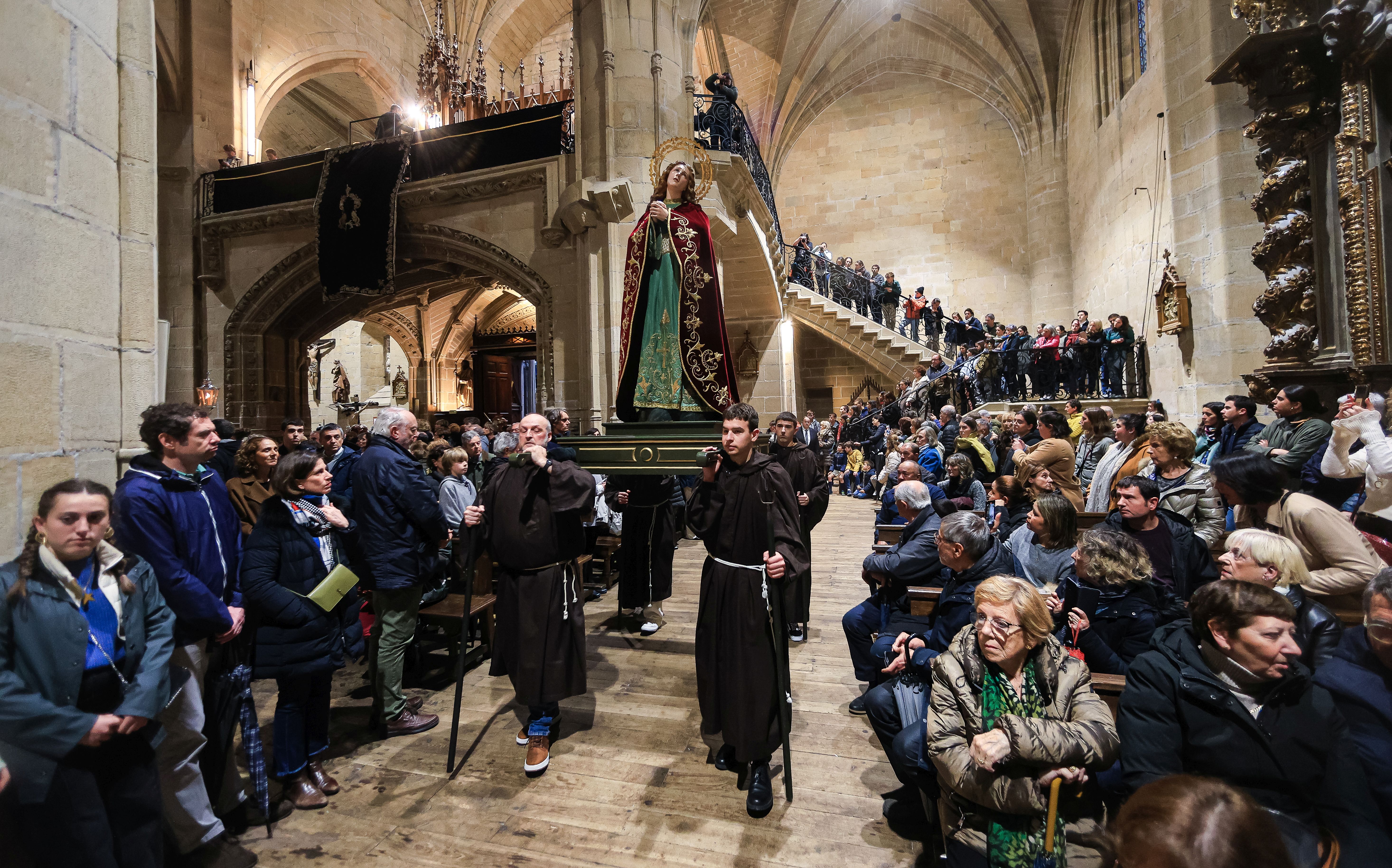 La lluvia confina la procesión dentro de la parroquia en Hondarribia