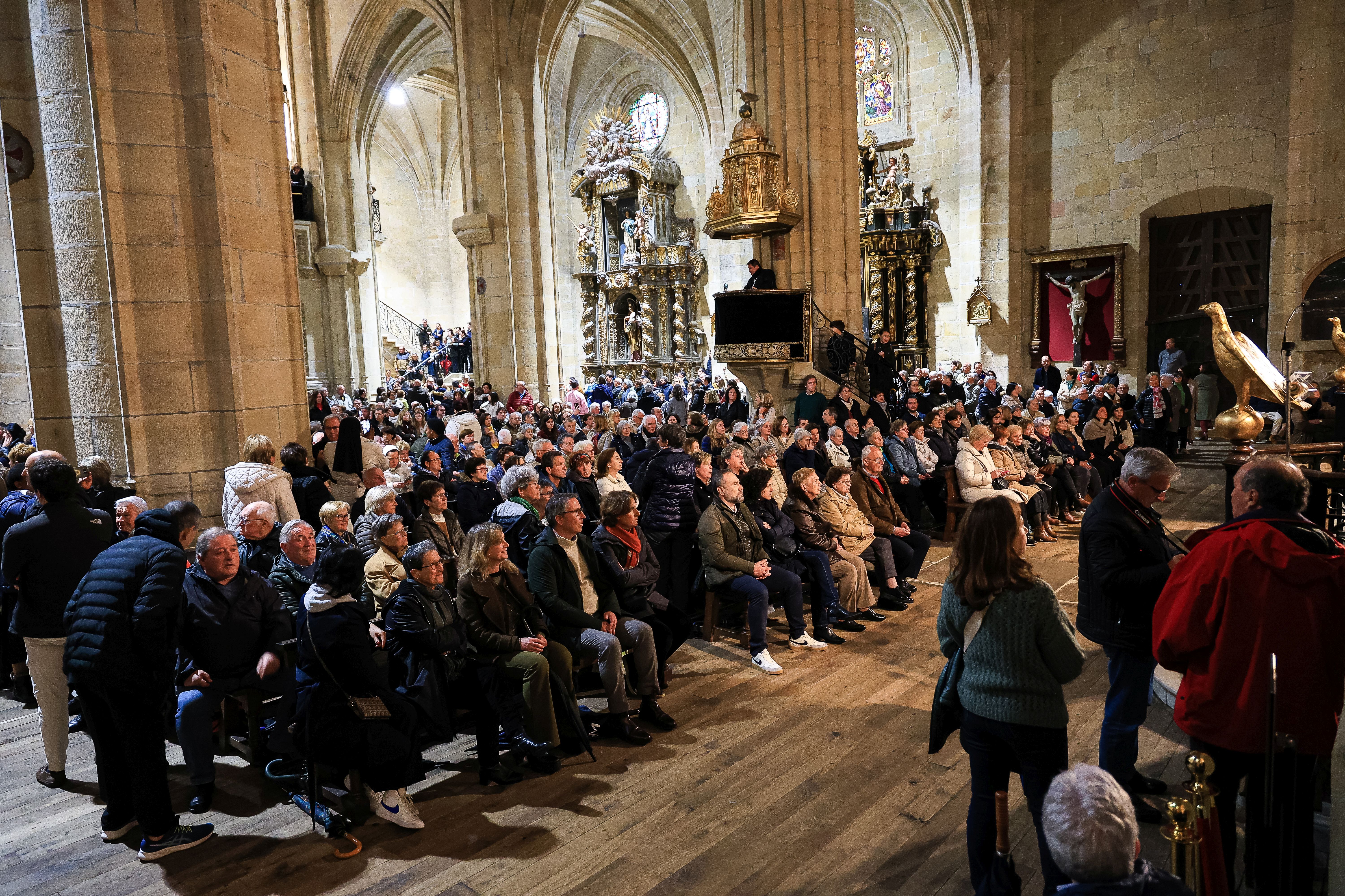 La lluvia confina la procesión dentro de la parroquia en Hondarribia