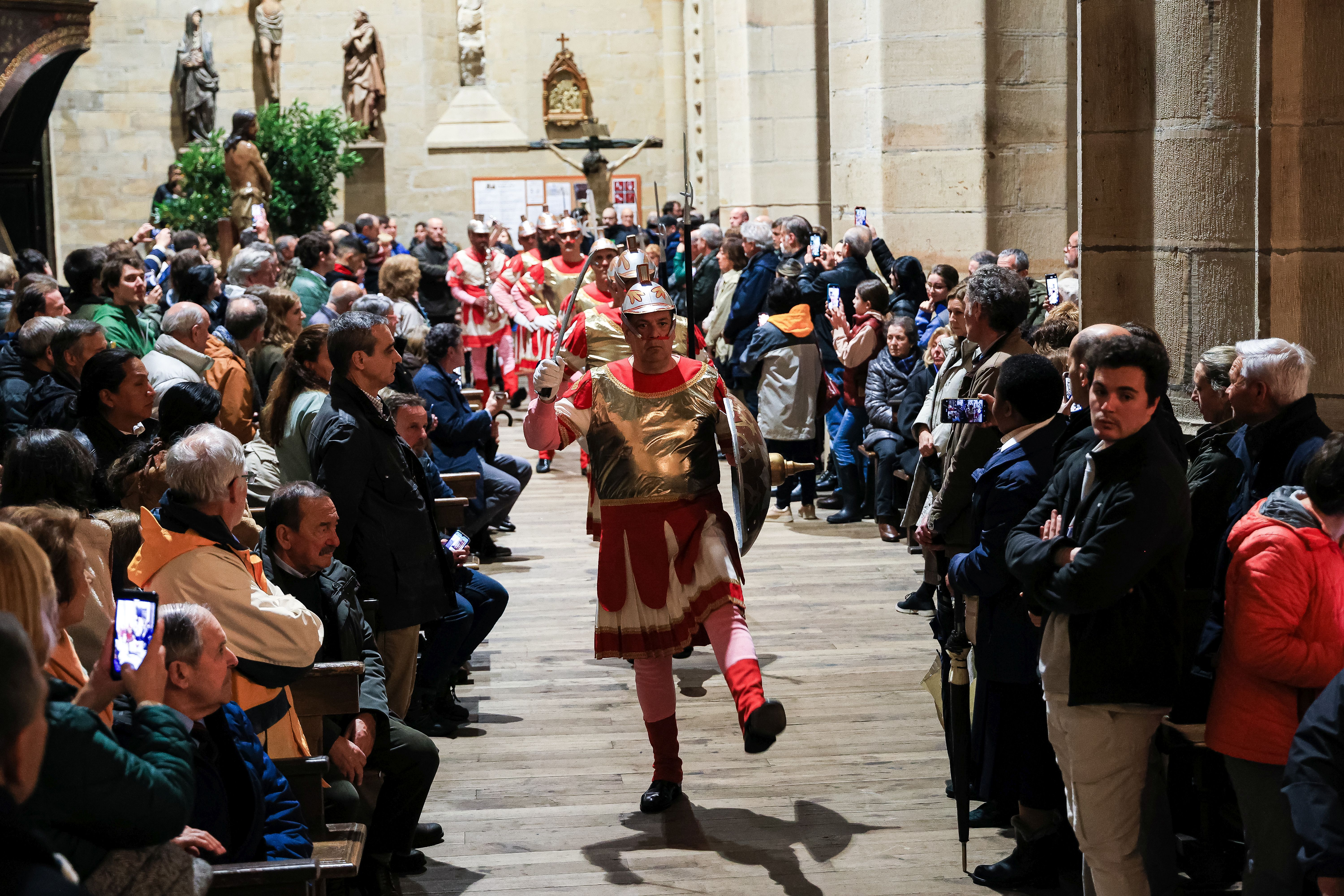 La lluvia confina la procesión dentro de la parroquia en Hondarribia