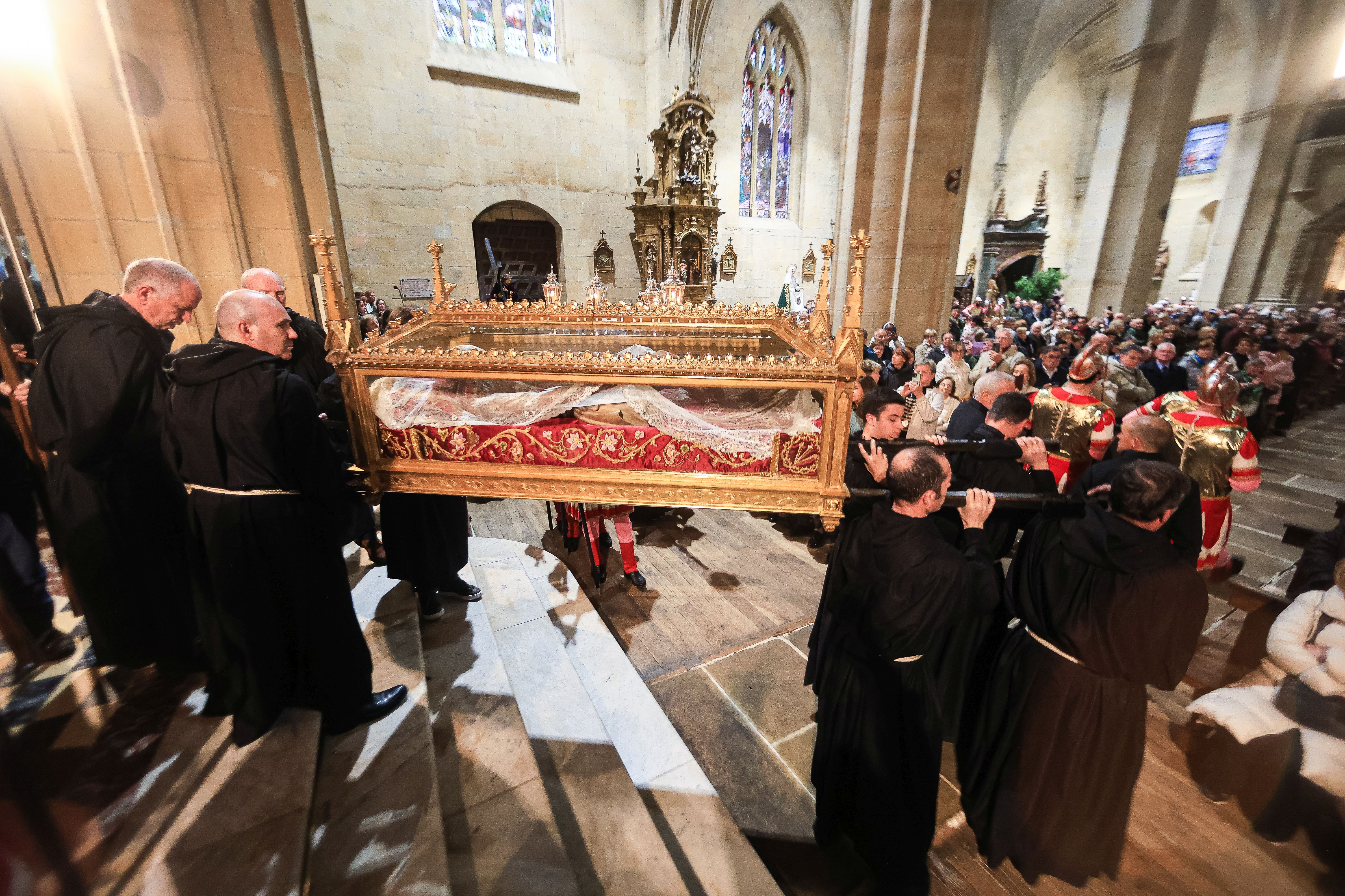 La lluvia confina la procesión dentro de la parroquia en Hondarribia