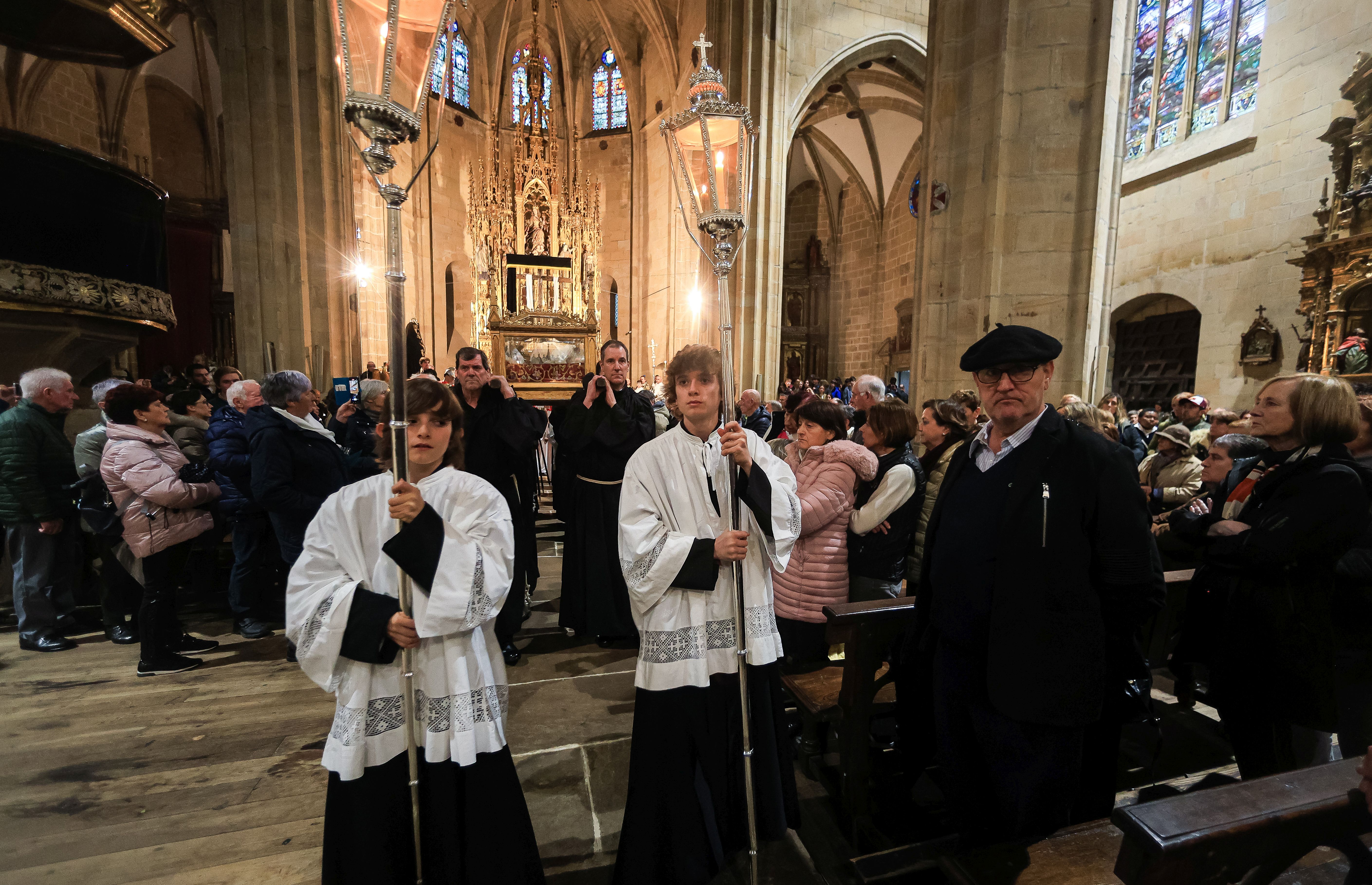 La lluvia confina la procesión dentro de la parroquia en Hondarribia