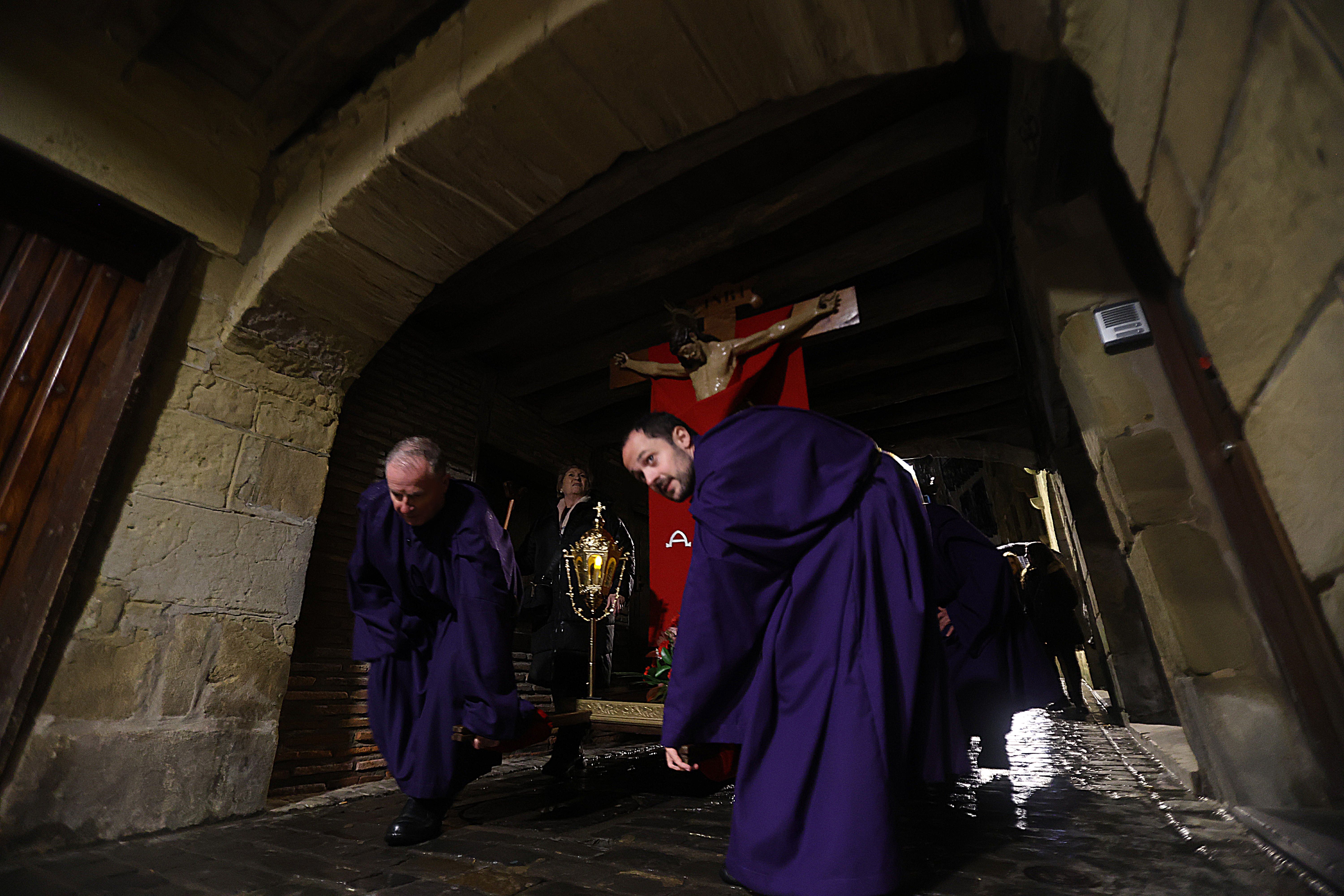 Tradicional procesión del Santo Entierro en Pasai Donibane