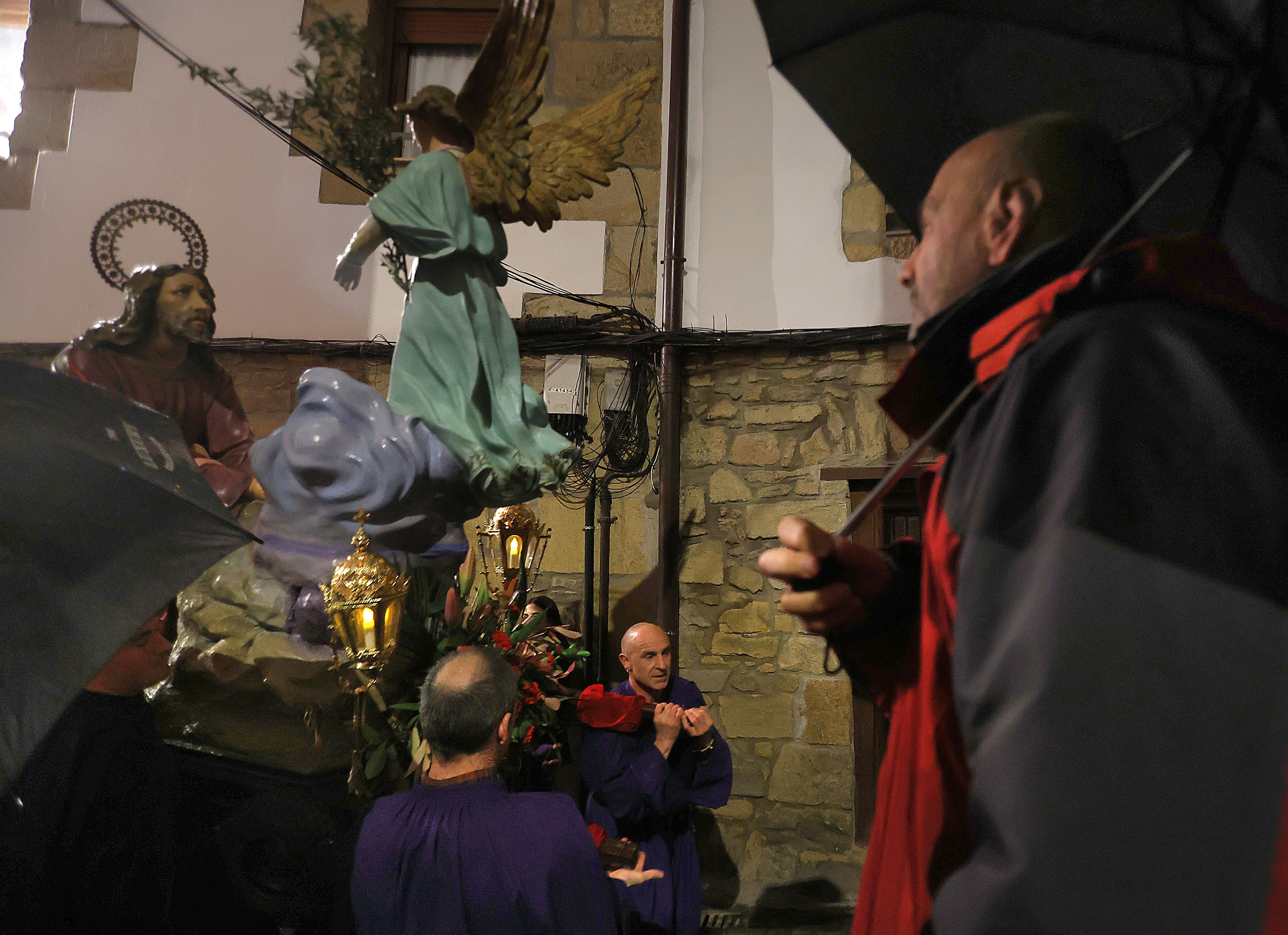 Tradicional procesión del Santo Entierro en Pasai Donibane