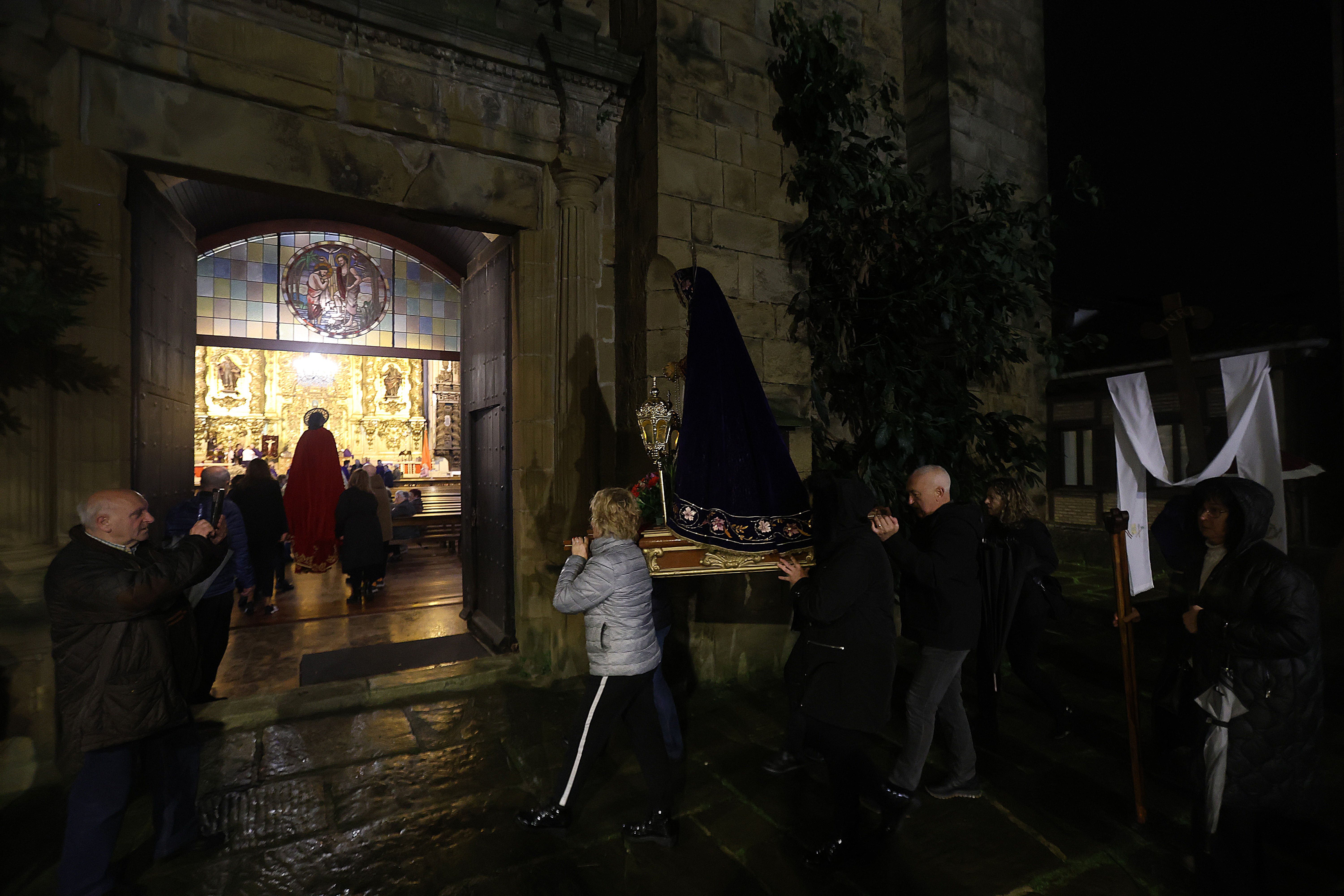 Tradicional procesión del Santo Entierro en Pasai Donibane