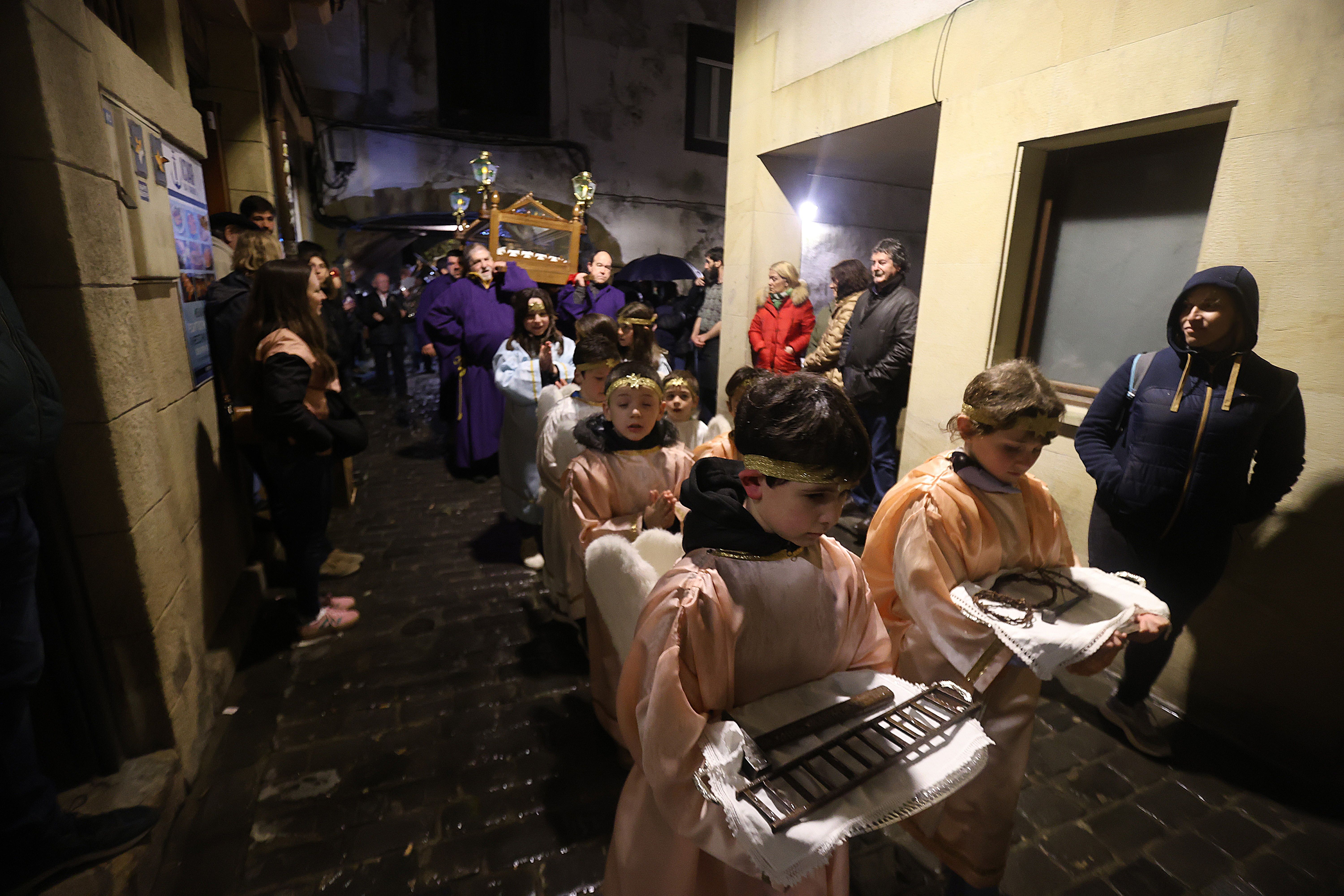 Tradicional procesión del Santo Entierro en Pasai Donibane