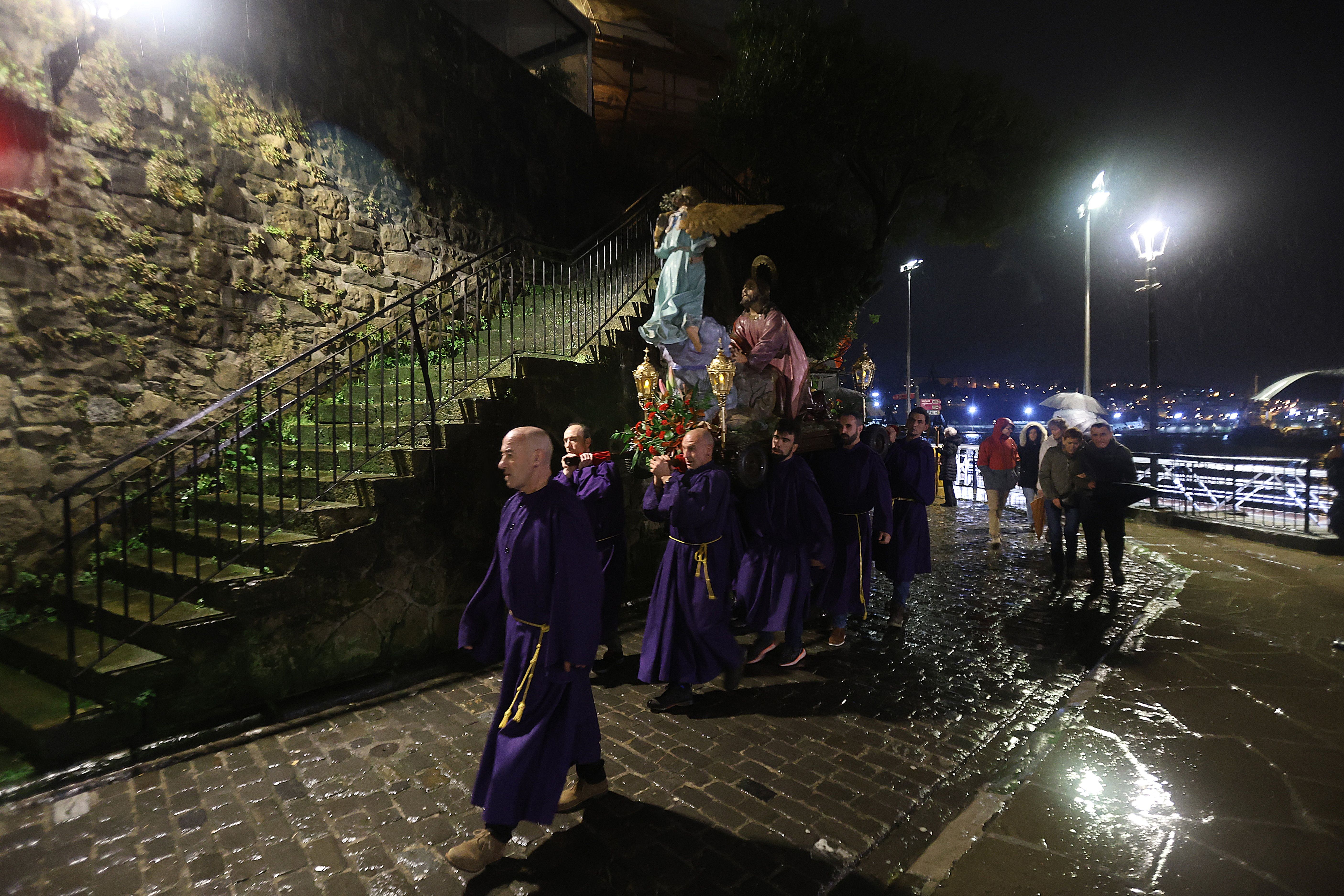 Tradicional procesión del Santo Entierro en Pasai Donibane