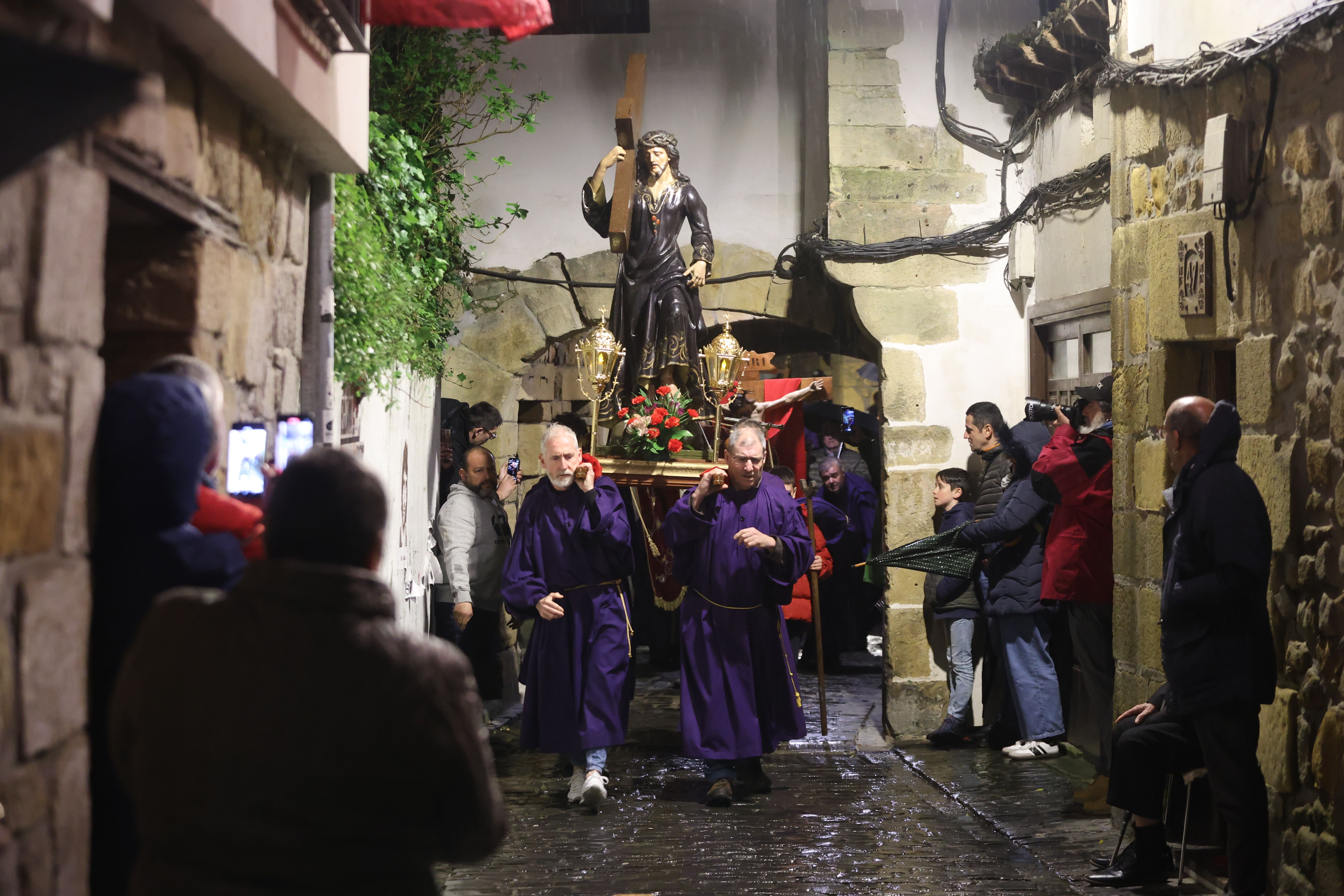 Tradicional procesión del Santo Entierro en Pasai Donibane