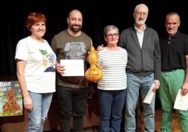Urtzi Gorostiaga, Jokin Aldazabal e Iam Agorria recibieron los premios de manos de Arrate Leunda y Kattalin Salaberry.