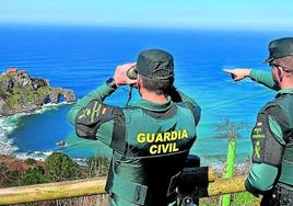 Miembros del equipo 'Pegaso' de la Guardia Civil vigilan San Juan de Gaztelugatxe, donde en los últimos tiempos ya han impuesto una multa.