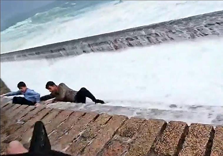 El fuerte oleaje en el Peine del Viento donostiarra provoca un susto entre los turistas