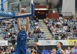 Sandi Marcius machaca la canasta en el último partido disputado en Illunbe.