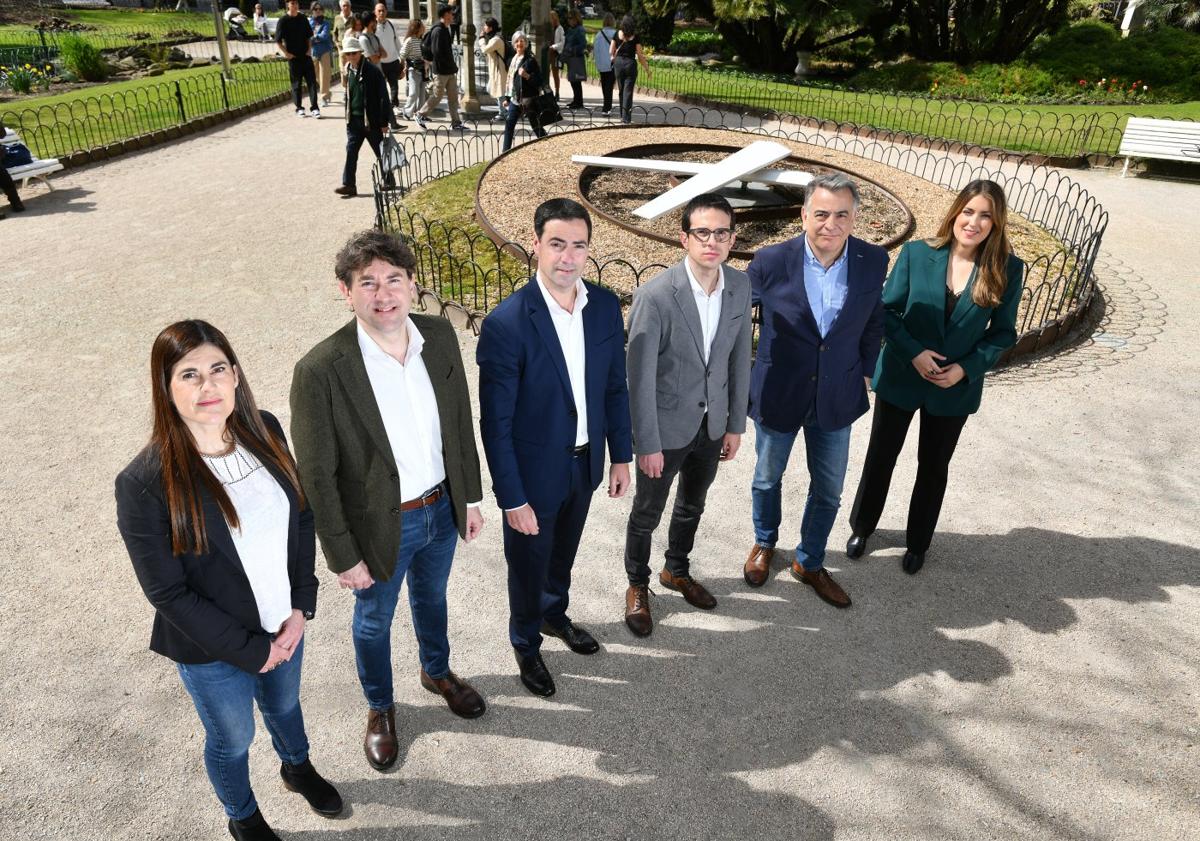 Imagen principal - Sesión de fotos. En esta página, los candidatos a lehendakari posan junto al reloj de la plaza de Gipuzkoa, en el bar del hotel Gorka y durante los saludos en los primeros minutos del encuentro.