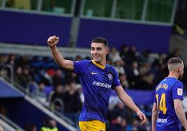 Jon Karrikaburu celebra su gol ante el Mirandéz.