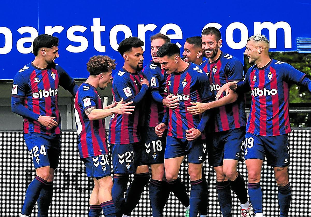 Nolaskoain, Soriano, Konrad, Bautista, Sergio, autor del segundo gol, Matheus, Venancio y Stoichkov lo festejan sobre el césped de Ipurua.