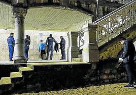 Varios agentes de la Ertzaintza cachean a un joven en los voladizos de la playa de La Concha.