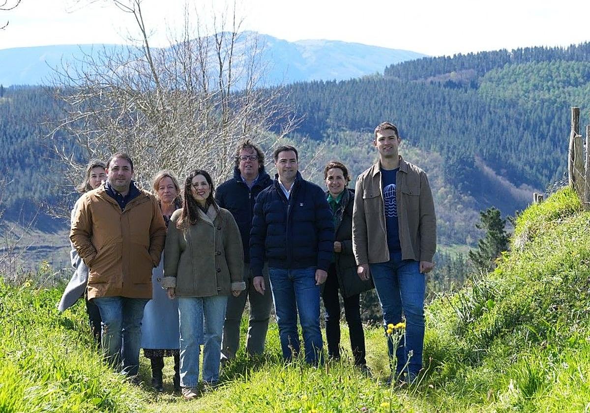 Imanol Pradales con dirigentes del PNV en Intxorta.