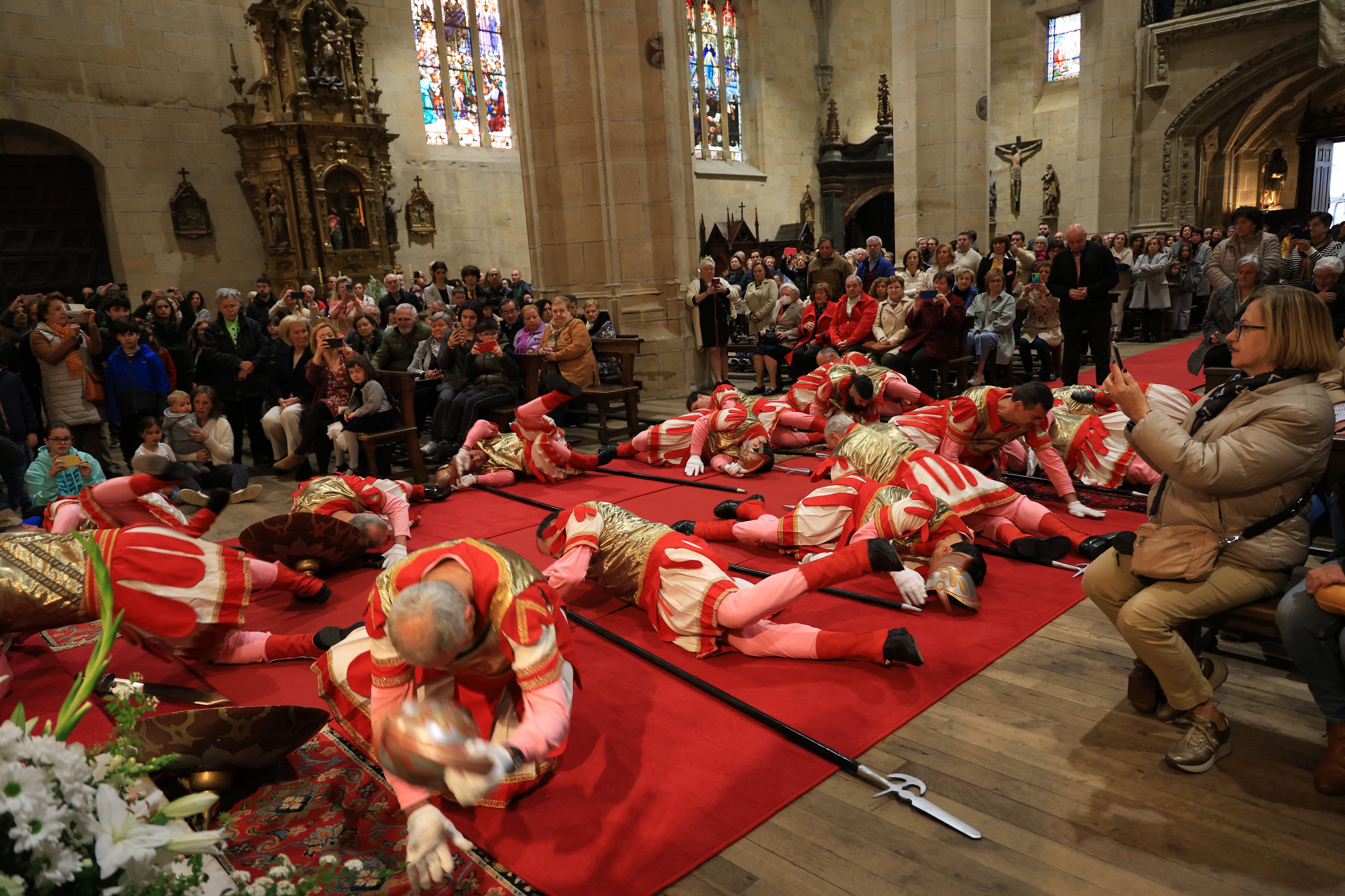 Hondarribia vive la tradicional caída de los romanos