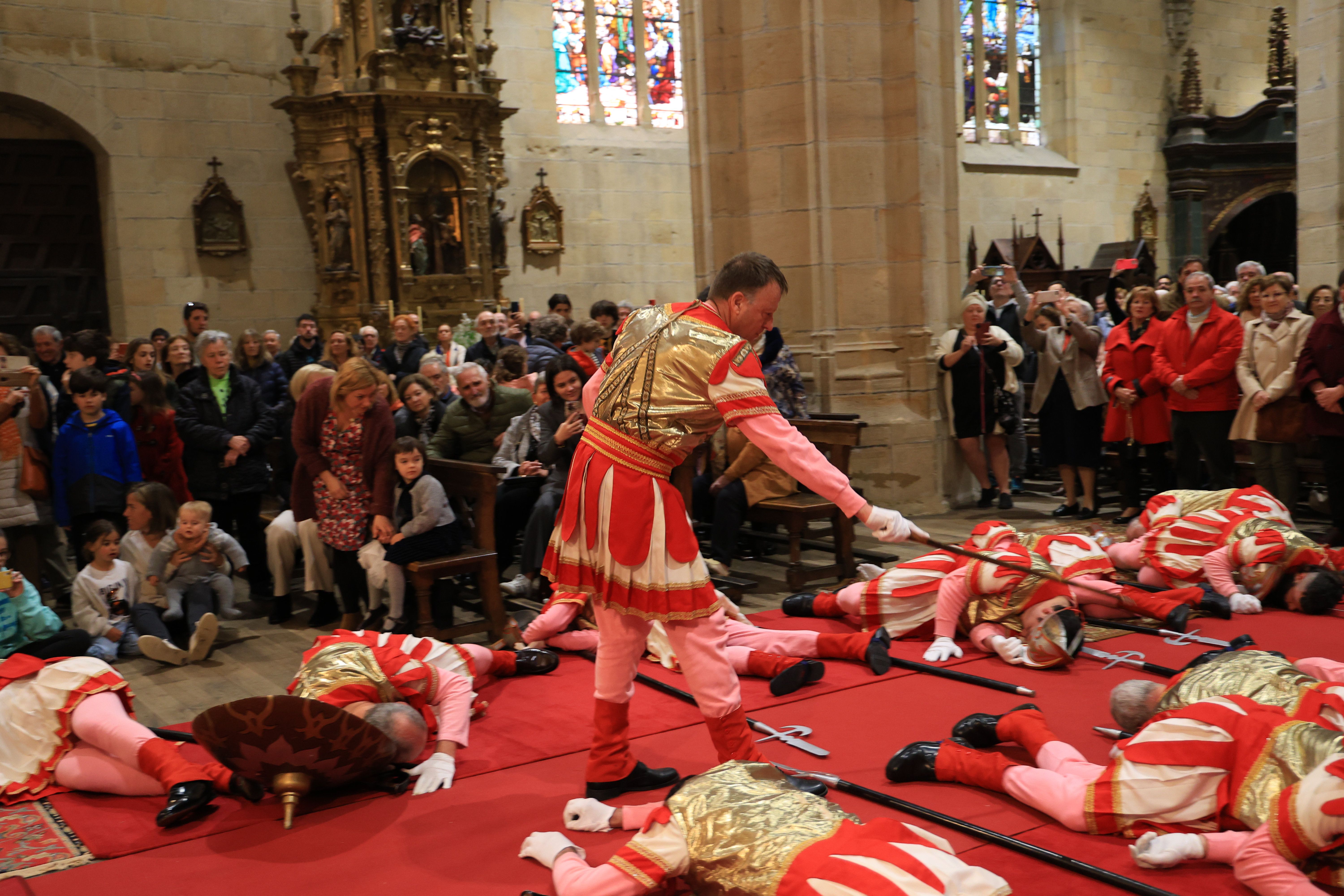 Hondarribia vive la tradicional caída de los romanos