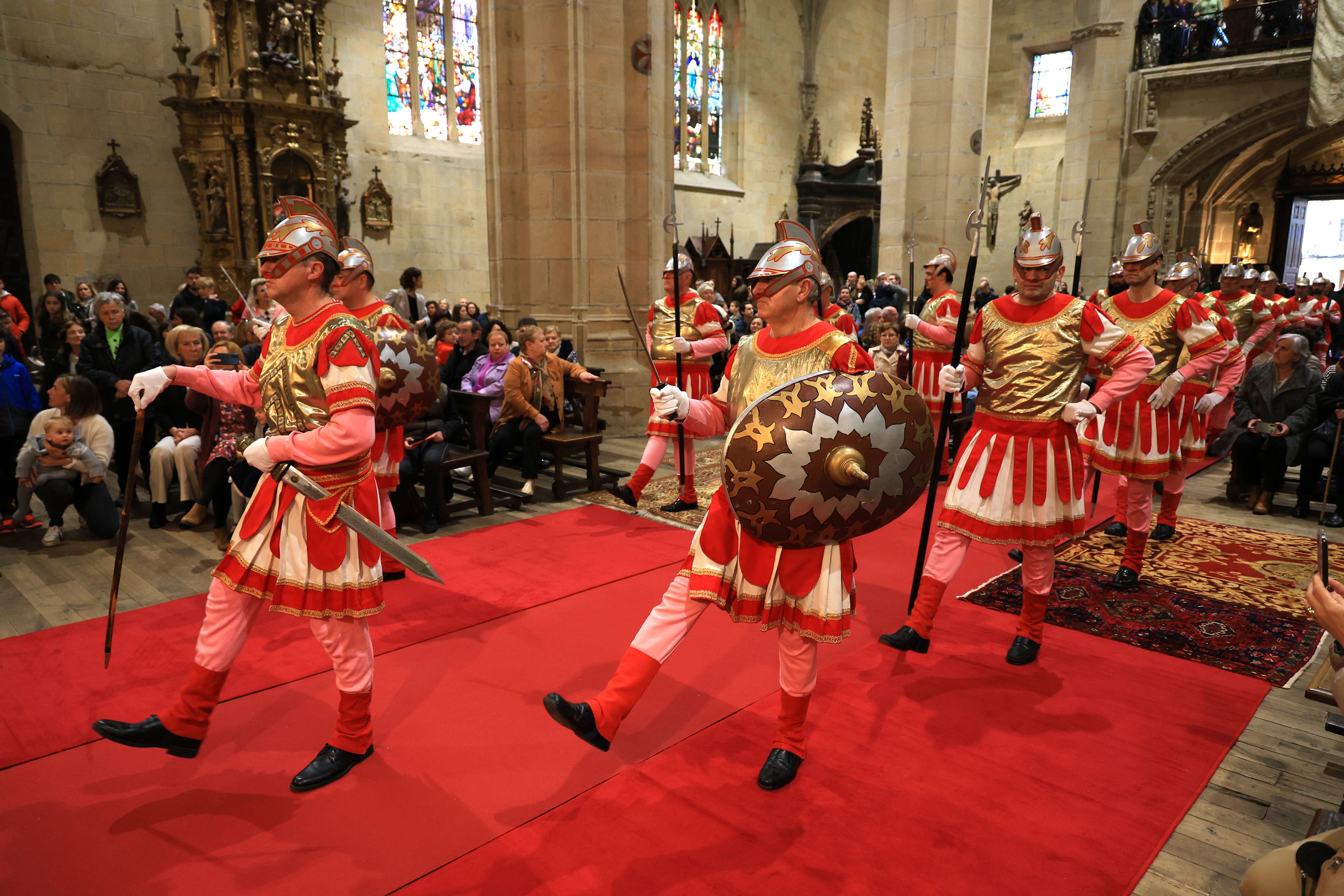 Hondarribia vive la tradicional caída de los romanos