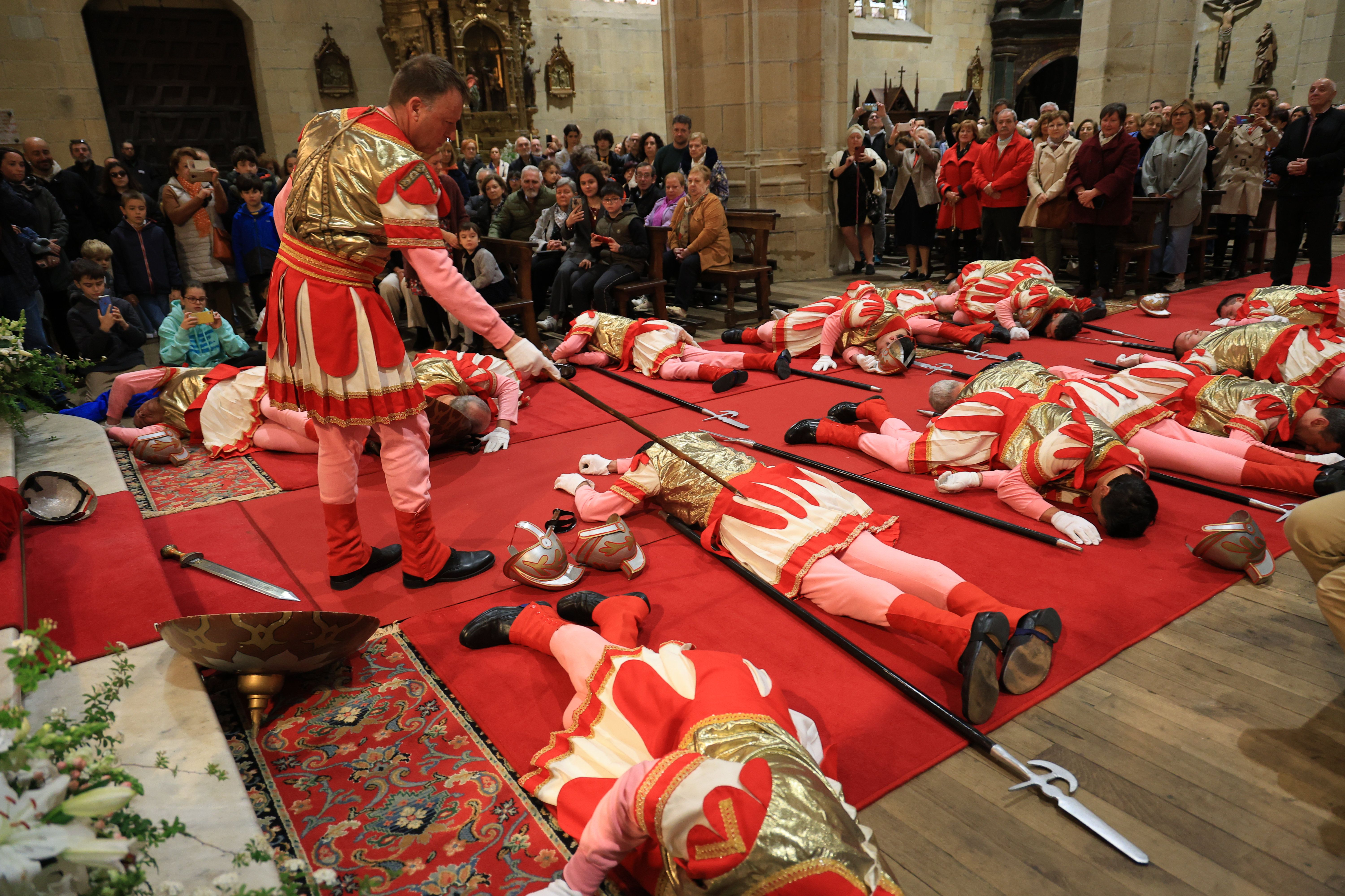 Hondarribia vive la tradicional caída de los romanos