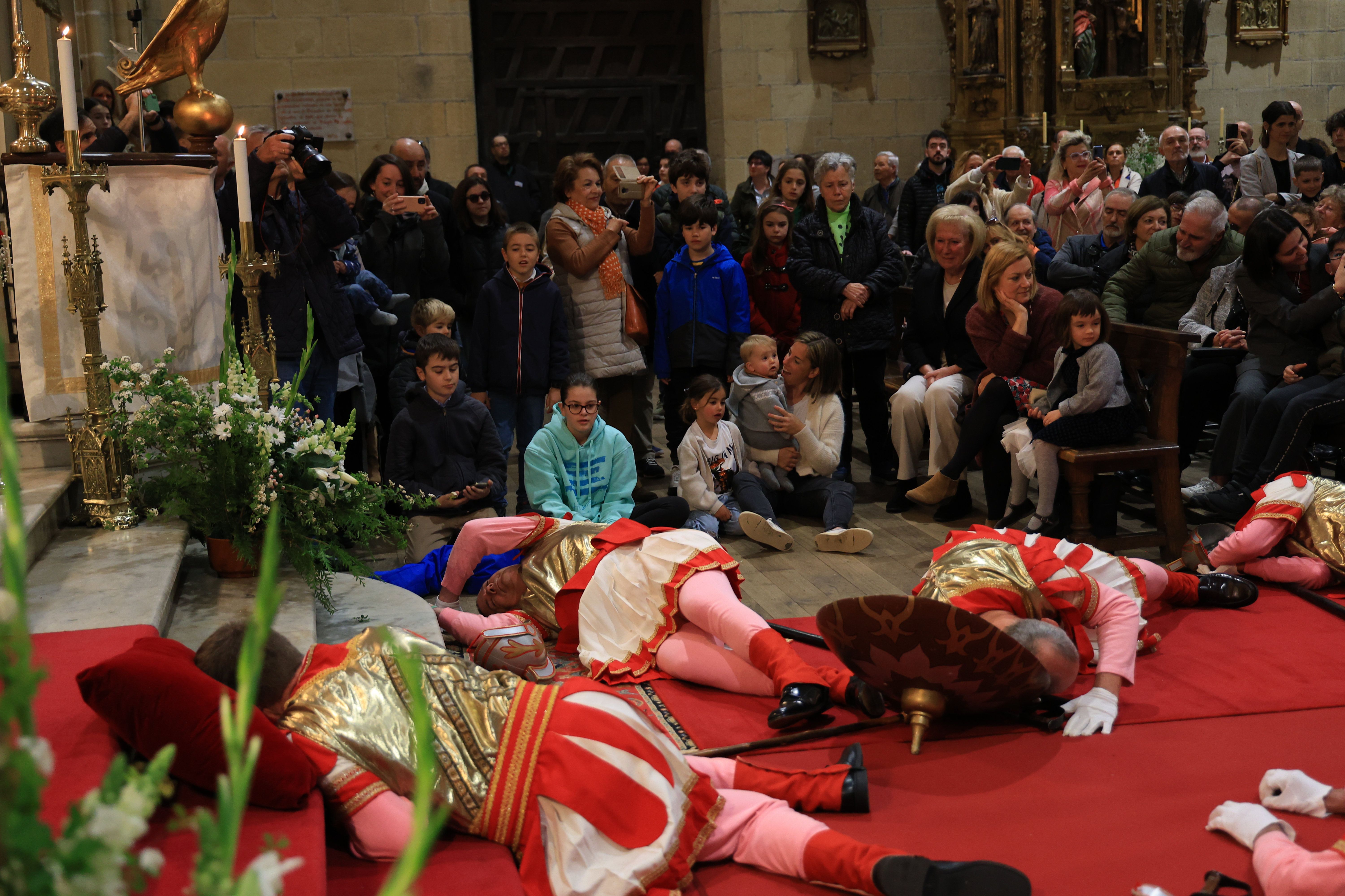 Hondarribia vive la tradicional caída de los romanos