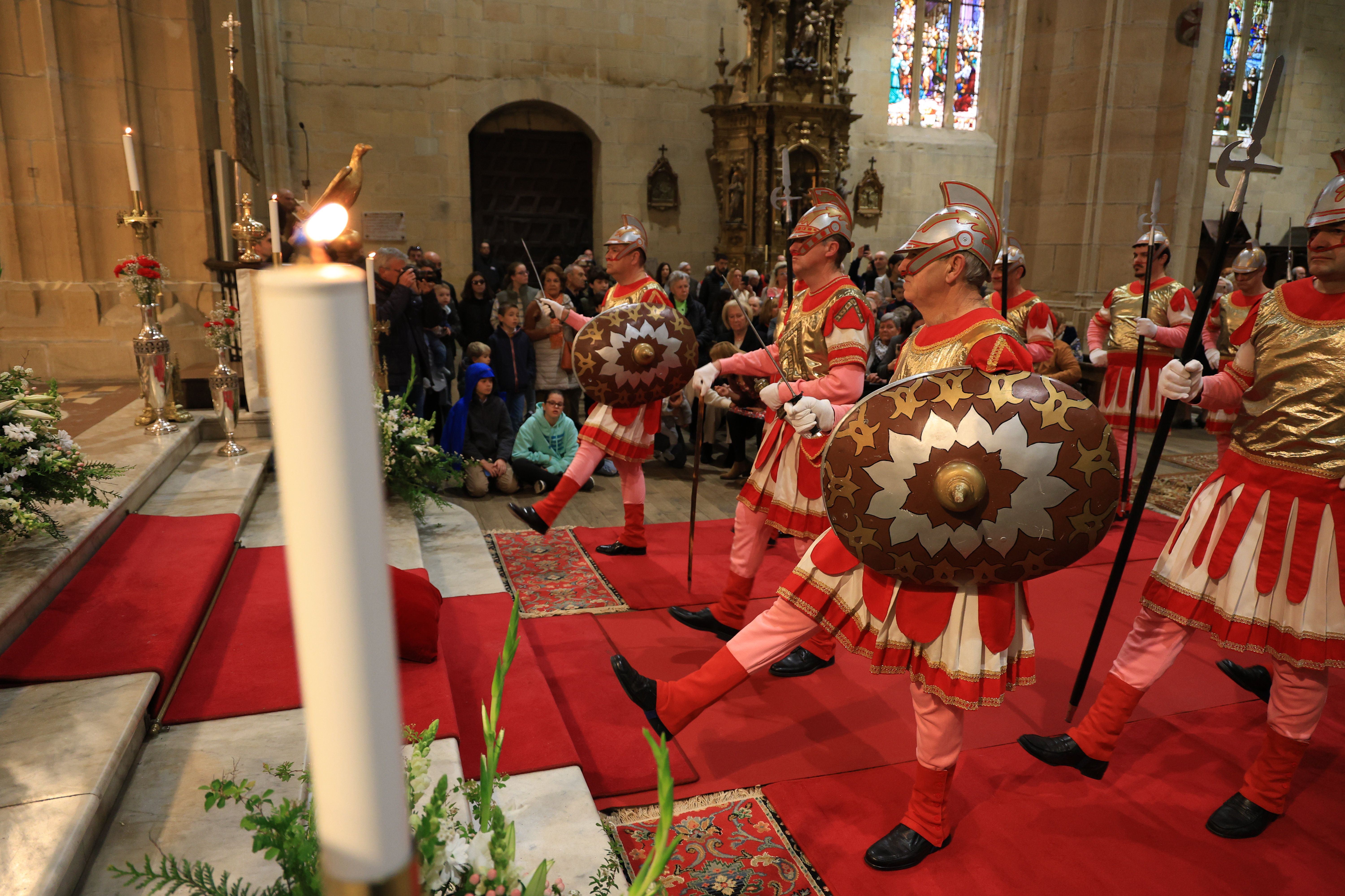 Hondarribia vive la tradicional caída de los romanos