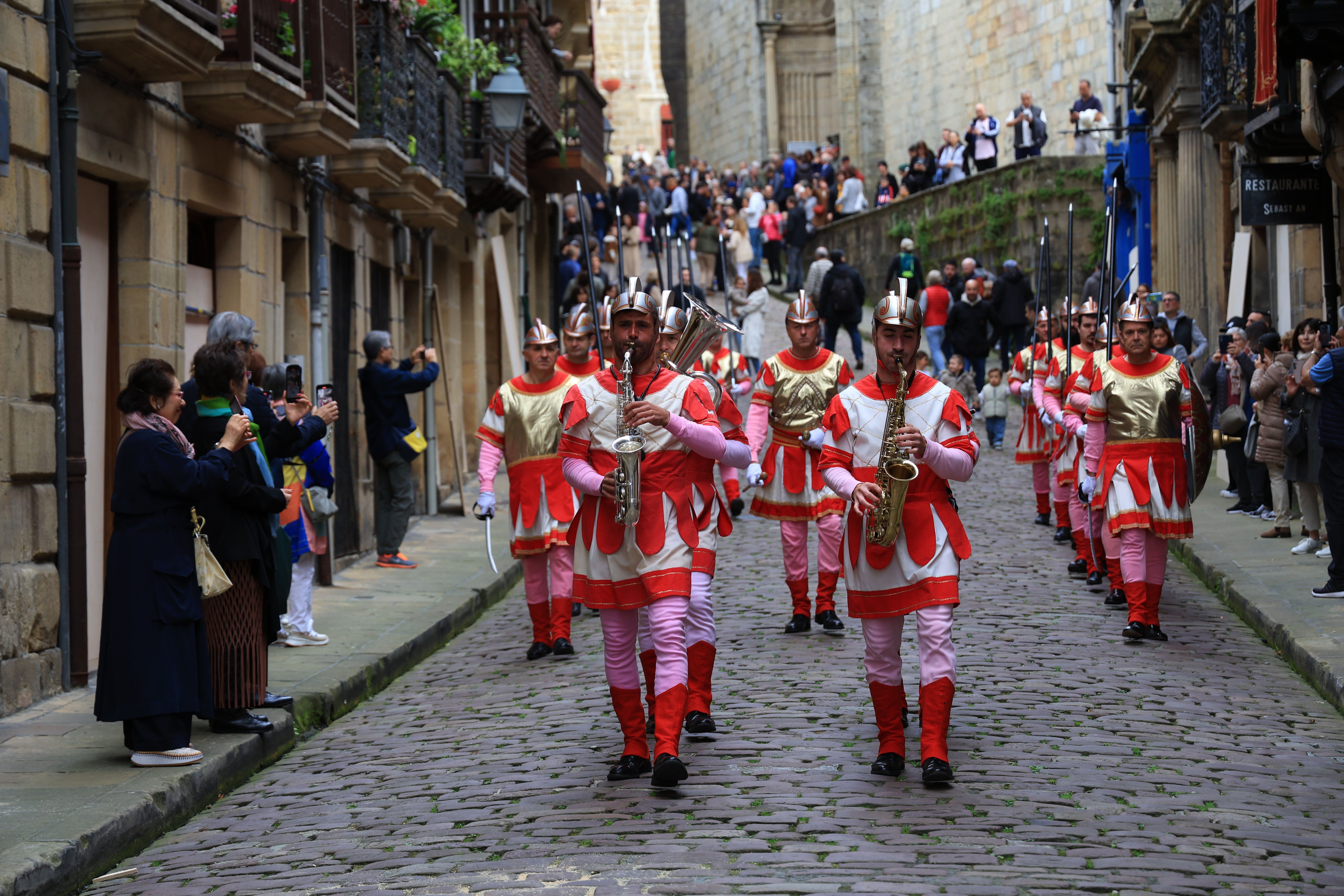 Hondarribia vive la tradicional caída de los romanos