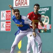 Peio Etxeberria golpea la pelota frente a Altuna.