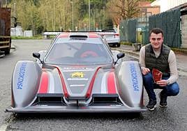 Aitor Manso sostiene su premio como campeón en clase 9 de la Subida a Aia junto a su renovado BRC B49.