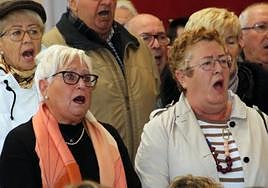 Herriko abesbatza Getariako Ereserkia abesten udal aretoan.