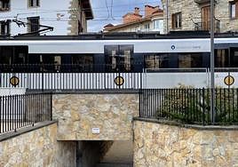 Trenak berriro Paxo pasaleku gainetik dabiltza. hilabete askotan trenbidea itxita egon ondoren.